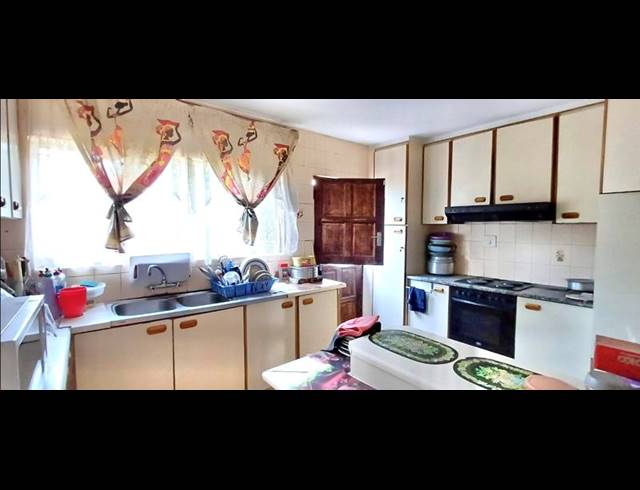 3 BEDROOM TOWNHOUSE FOR SALE IN ISIPINGO RAIL